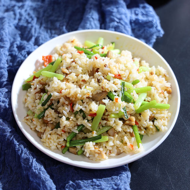 鸡肉蒜薹炒饭