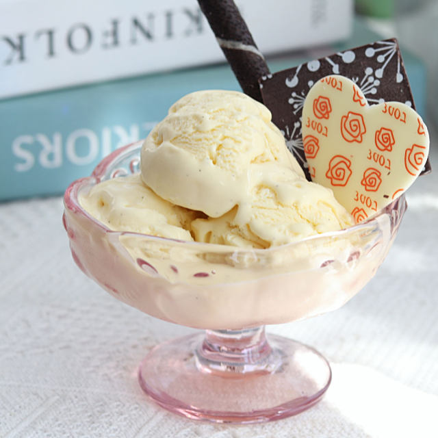 香草冰淇淋，手工制作的经典冰淇淋