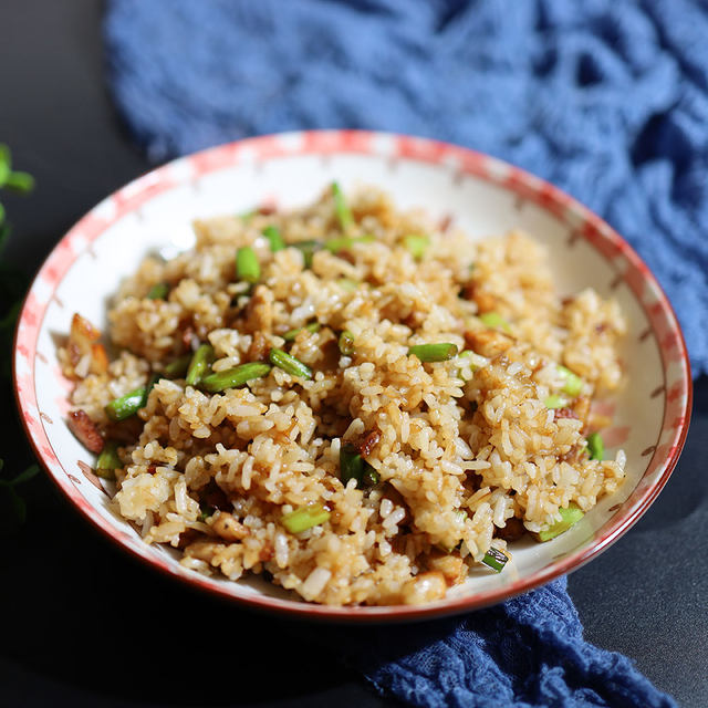 五花肉丁蒜薹炒饭