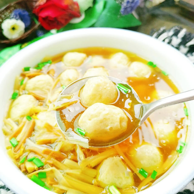 黄花菜鱼丸汤