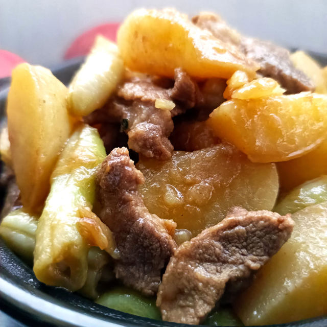 梅花肉炖土豆