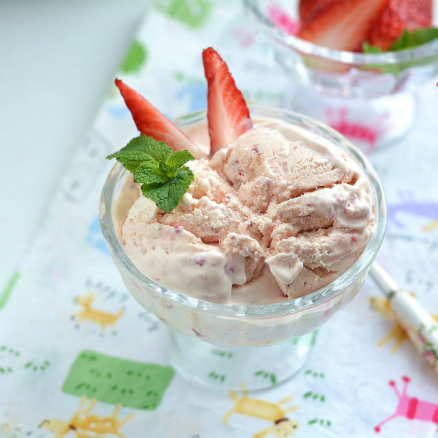 草莓冰激淋