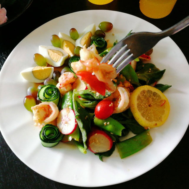 边吃边瘦的健康美食～轻食蔬果虾仁沙拉