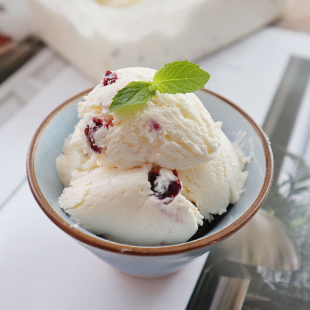 自制蔓越莓奶油冰激凌❗️（消耗淡奶油）口感顺滑，制作简单❗️