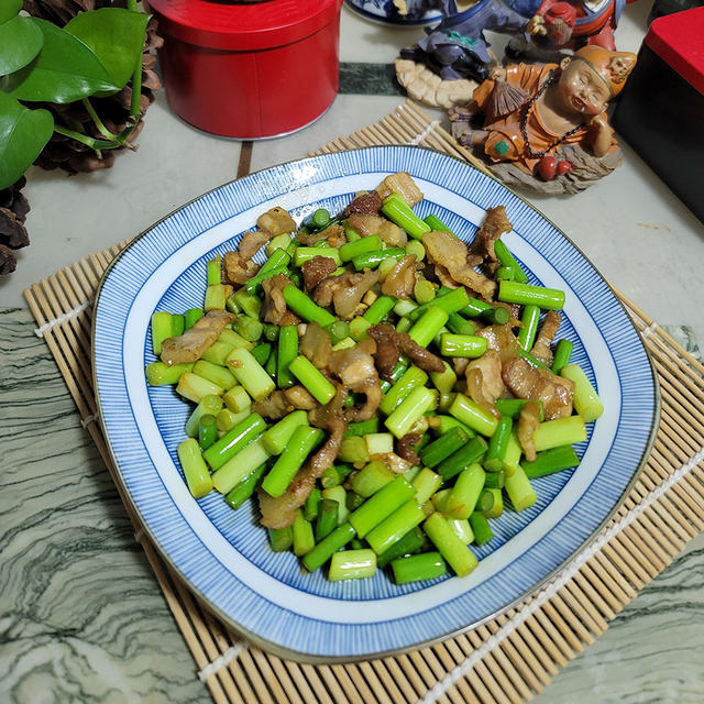 五花肉炒蒜薹