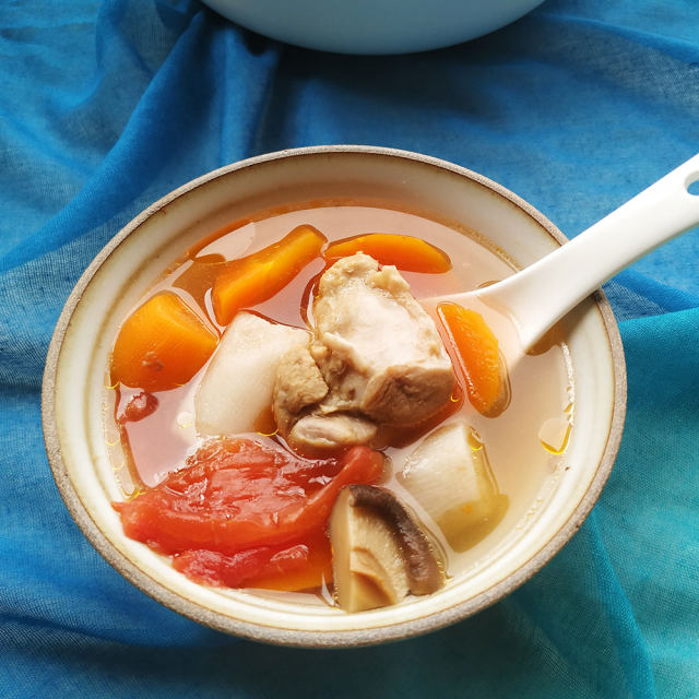 夏日养生靓汤|番茄山药香菇蹄髈汤