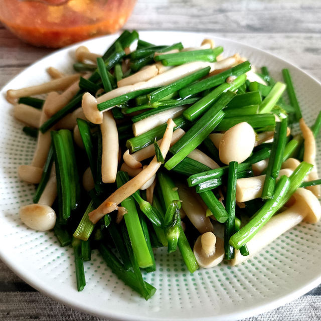 韭菜苔炒海鲜菇