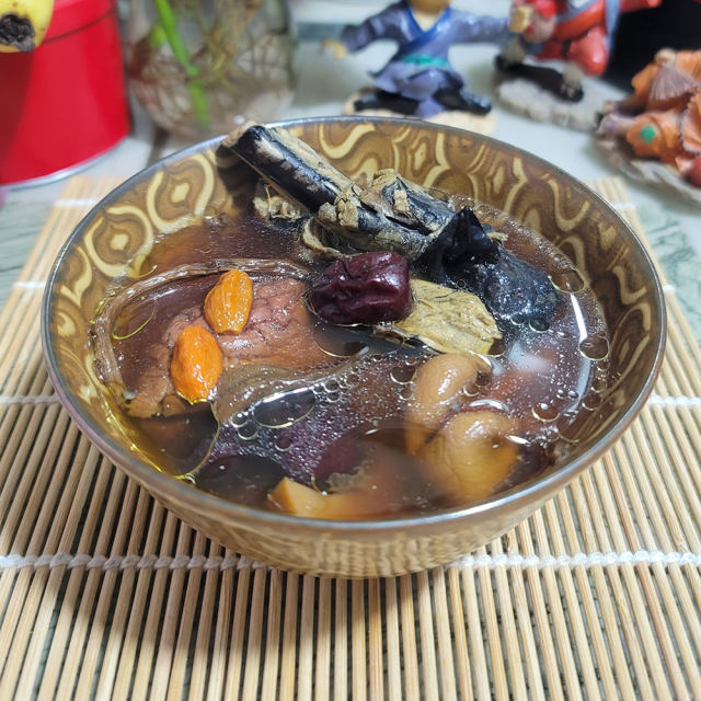 乌鸡煲七彩菌菇汤
