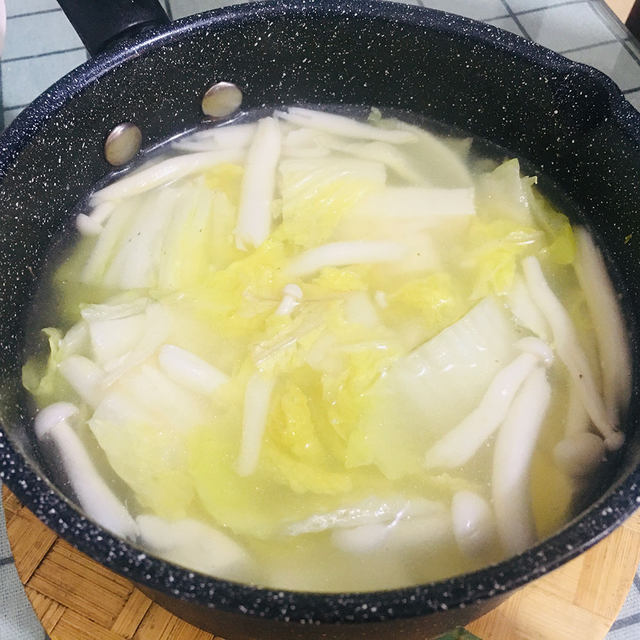 海鲜菇白茶豆腐汤