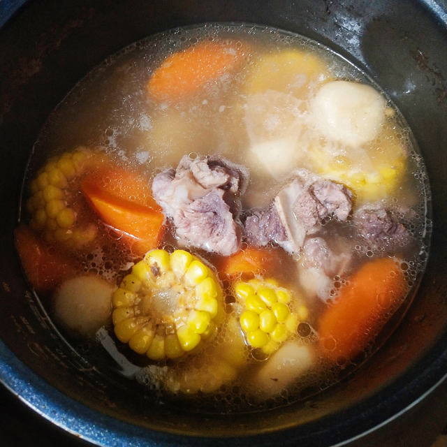 香甜软糯好喝的筒骨板栗马蹄玉米胡萝卜汤