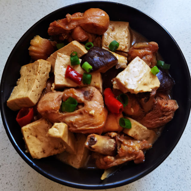 香菇豆腐炖鸡块