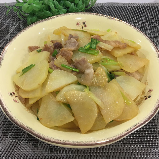 五花肉炒土豆片