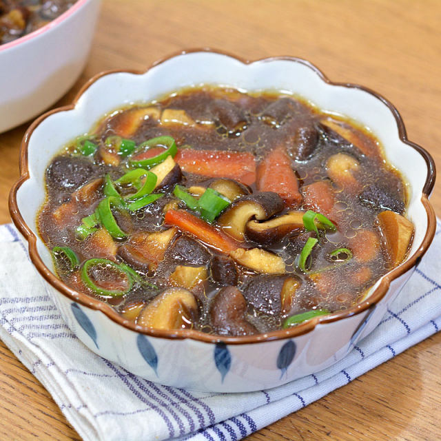 牛肉浓汤炖香菇胡萝卜