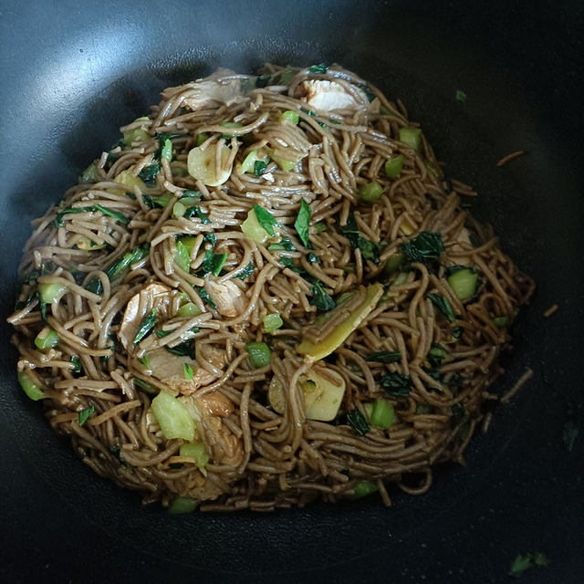 青菜卤猪肉炒荞麦面