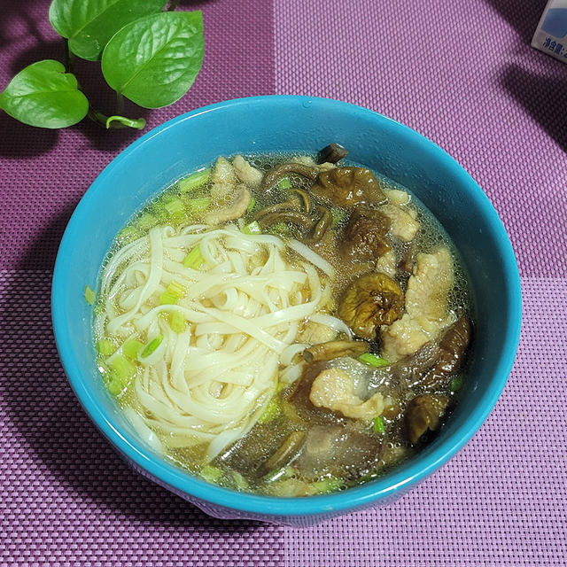 滑子菇肉片汤面