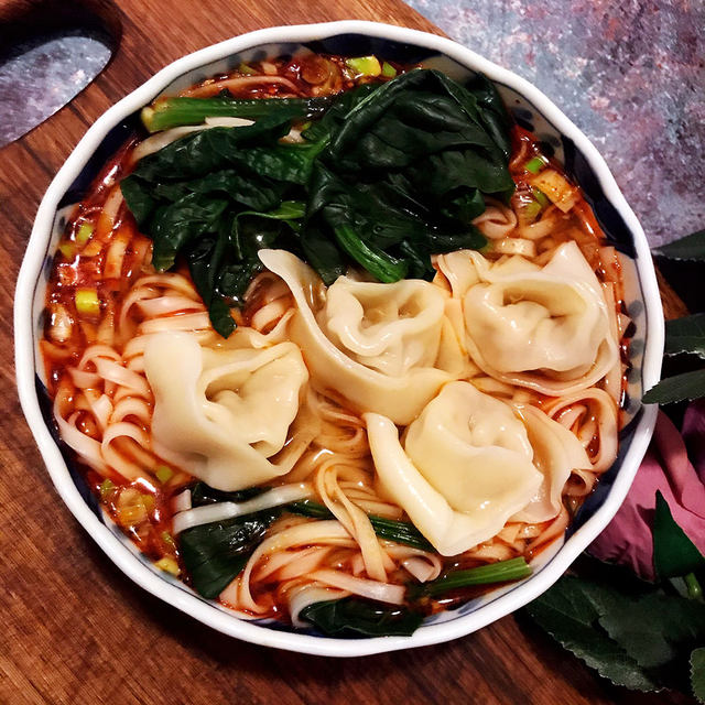 菠菜馄饨汤面