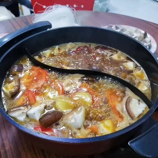 鸡肉红汤番茄鸳鸯锅