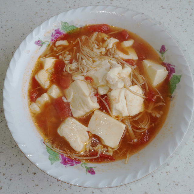 西红柿金针菇豆腐汤