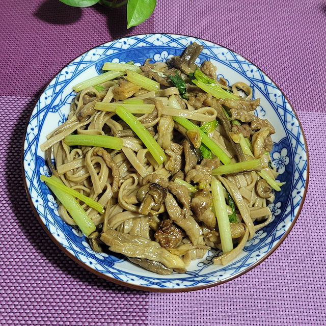 鹿茸菇肉丝炒荞麦面