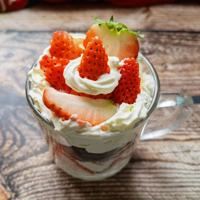 奥利奥草莓奶油酸奶杯