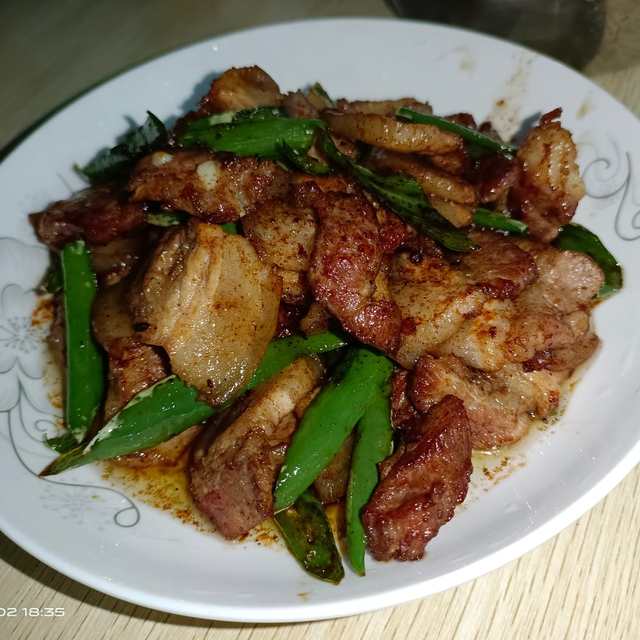 五花肉炒辣椒