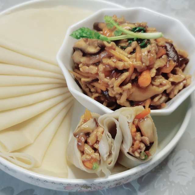 春饼（胡萝卜香菇肉丝馅）