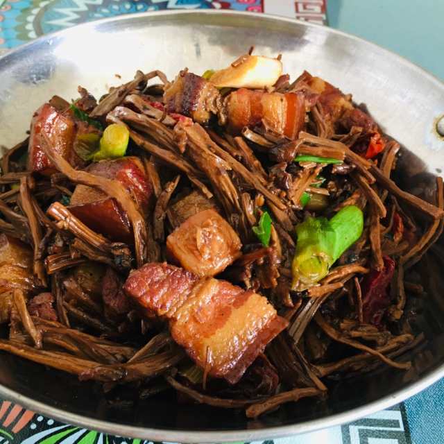 红烧肉焖茶树菇