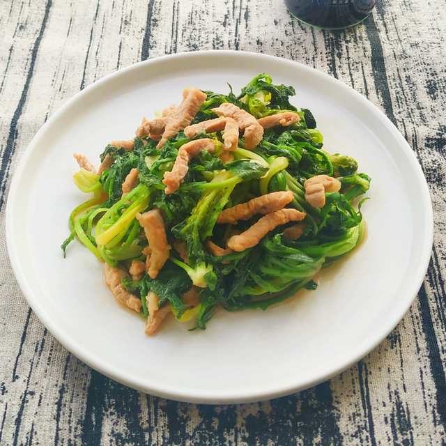 荠菜炒肉丝