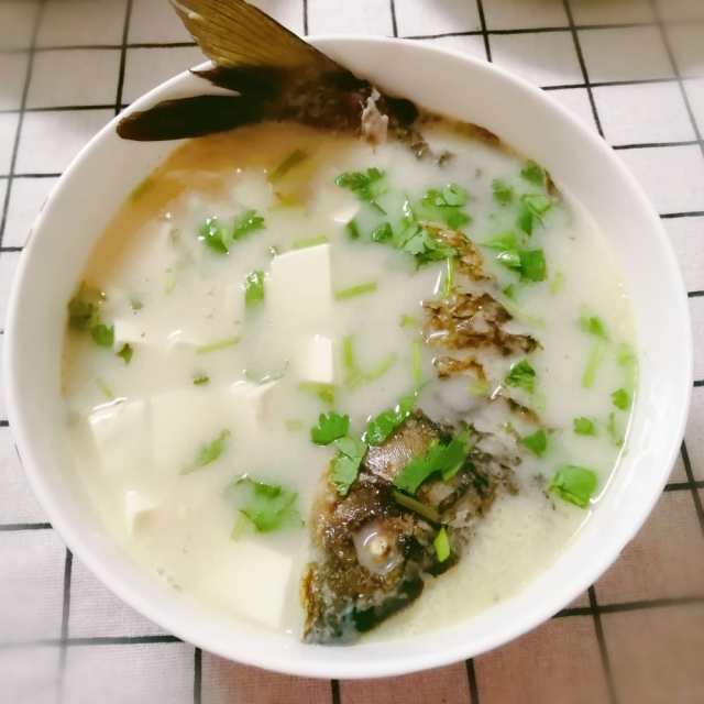 奶白鲫鱼豆腐汤