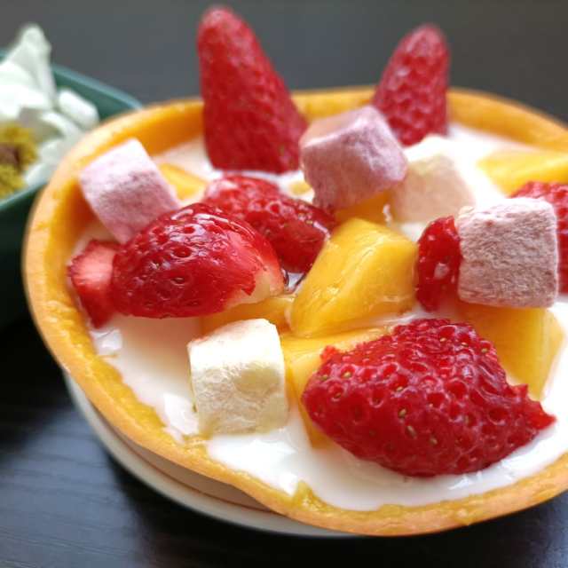 芒果草莓拌酸奶