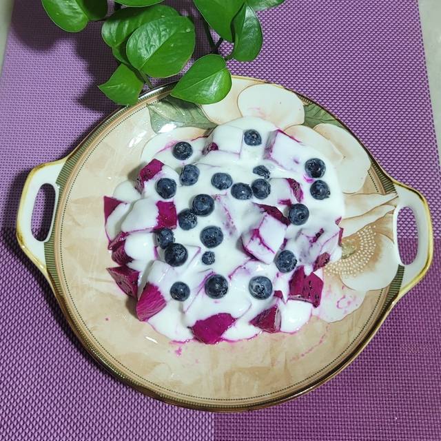 Yogurt mixed with dragon fruit and blueberries