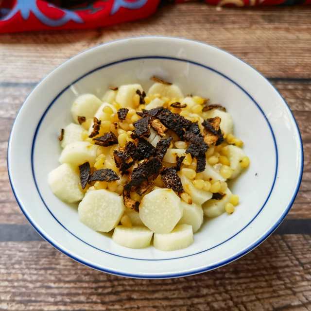 Steamed Chinese yam with dried tangerine peel and pine nuts