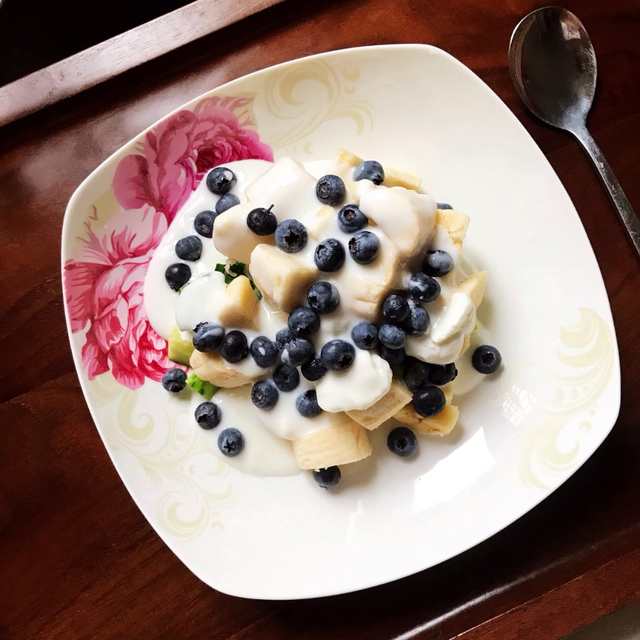 Blueberry and banana mixed with yogurt