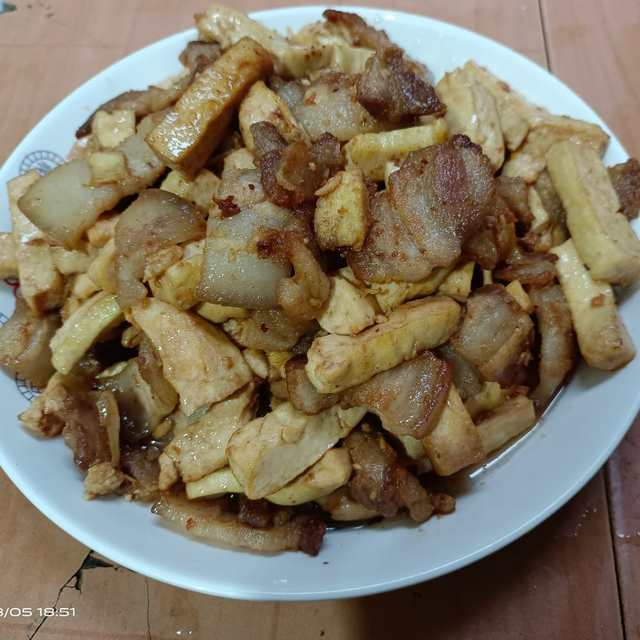 五花肉炒豆腐饼