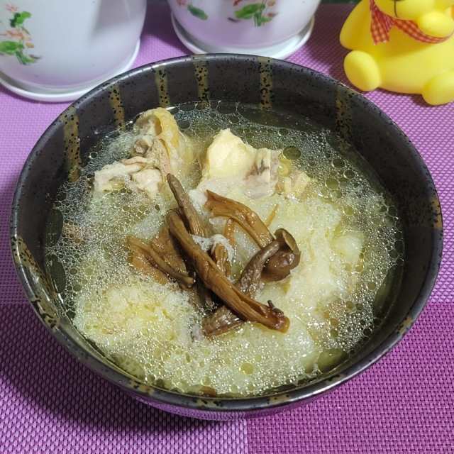 竹荪鹿茸菇煲老母鸡汤