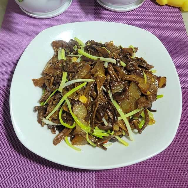 腊肉炒双菇