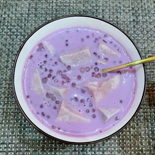 Taro puree milk and sago sauce