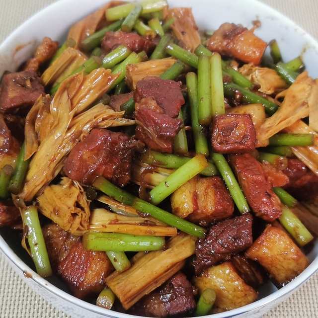 蒜苔红烧肉