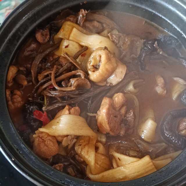 茶树菇鸡腿砂锅煲