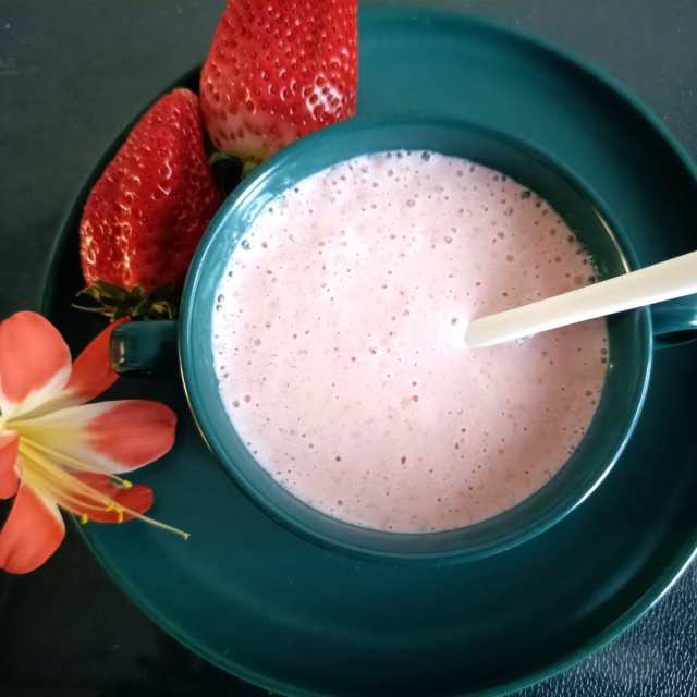 刺梨草莓奶昔
