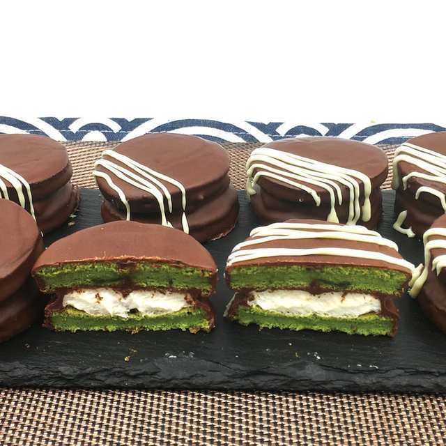 Matcha marshmallow sandwich pie, with a silky chocolate shell that melts on the palate, sweet marshmallow, and full of elasticity.