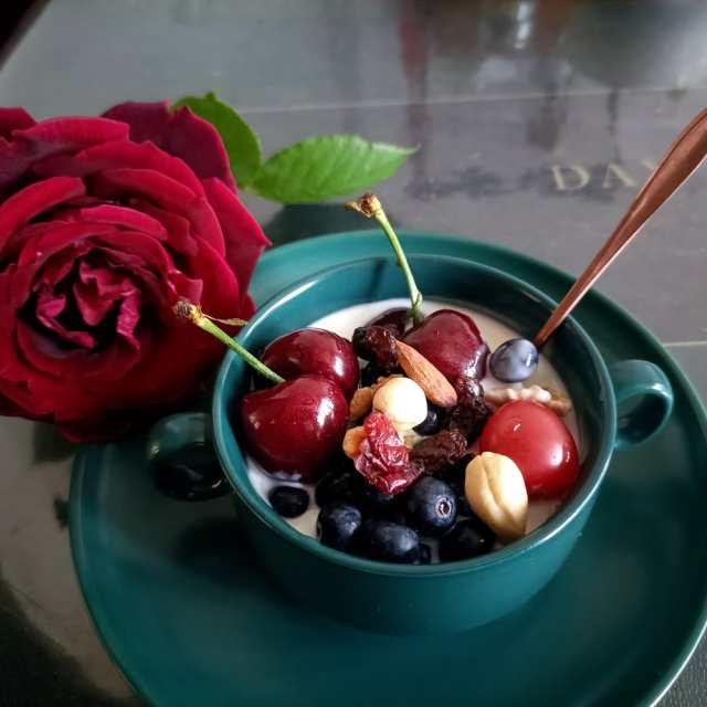 樱桃蓝莓酸奶碗