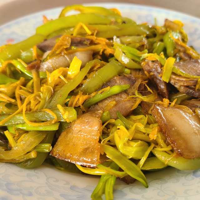 黄花菜青椒炒回锅肉