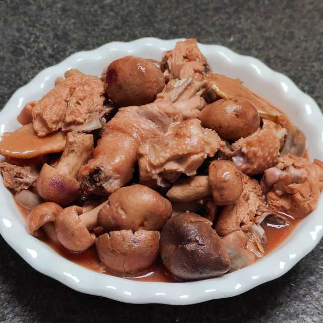 鲜红菇炖鸡