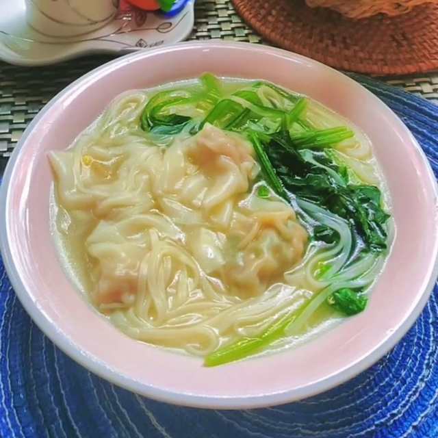 Spinach Wonton Noodles in soup