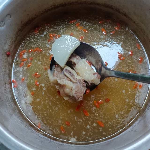 牛排骨萝卜汤