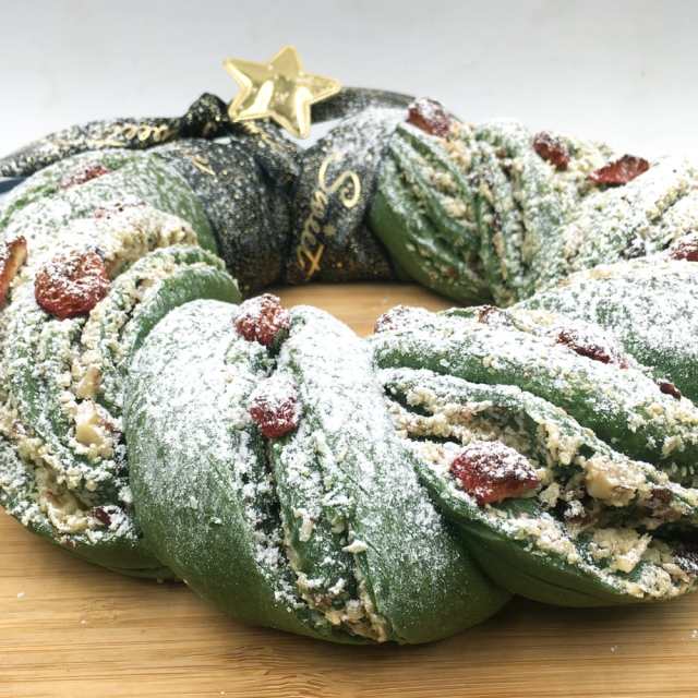 抹茶圣诞花环面包，独特的美味绽放，给人带来了一份清新而温馨的节日氛围。