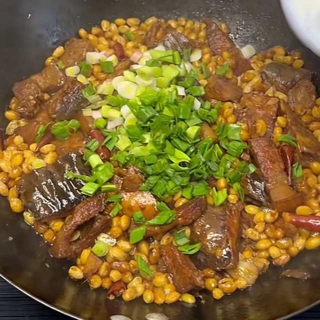 咸鱼五花肉炖黄豆